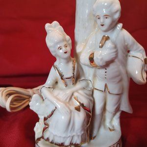 Working Vintage Courting Couple Boudoir Lamp. White / Gold Trim. Made in Japan.